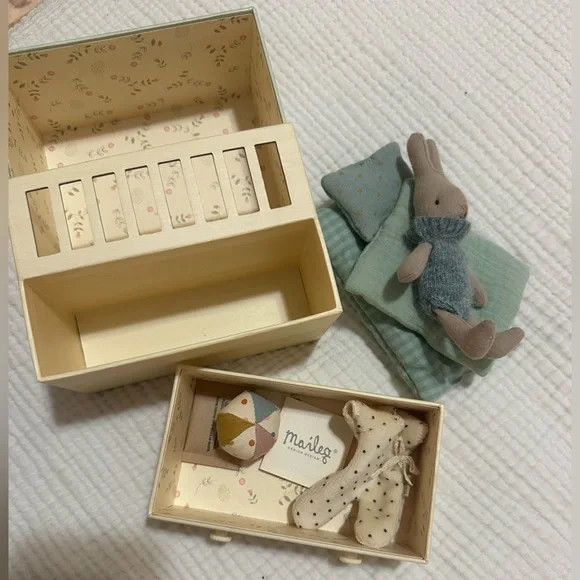 Retired Maileg rabbit baby room with Accessories - Picture 1 of 2